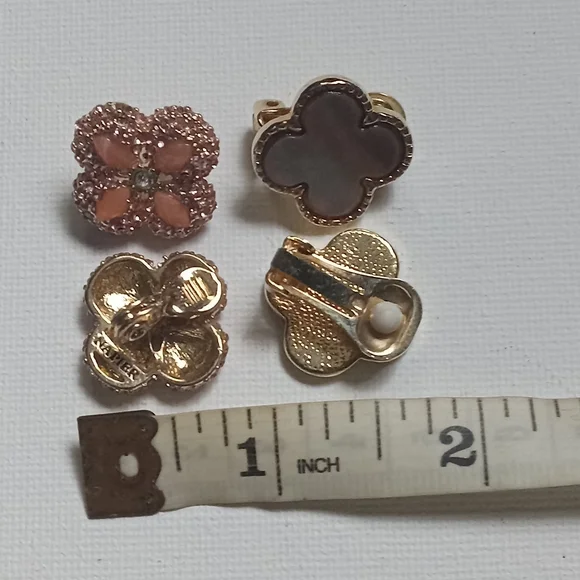 2 pairs gold tone clover clip on earrings - Picture 4 of 5